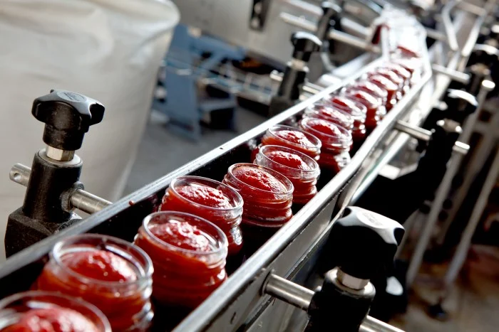 Paste packaging: jars on a sauce filling line
