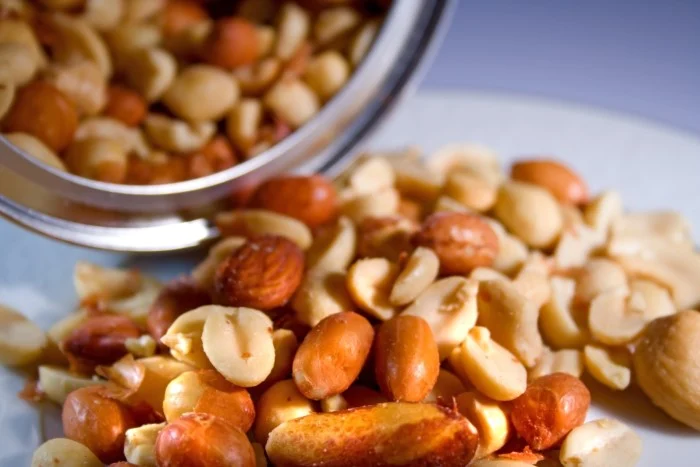 Solid packaging: canned nuts